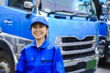 女性ドライバーの活躍の場はある？運送業で働くメリットや給与を解説