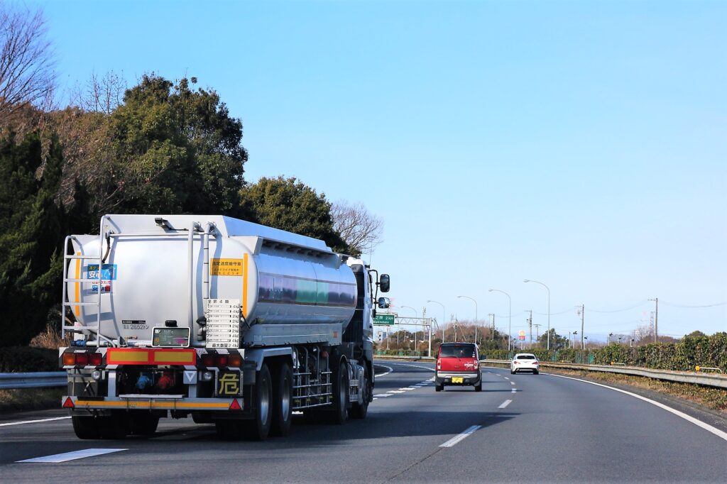 楽そうに見えて結構疲れる タンクローリー車の仕事とは ドラピタマガジン